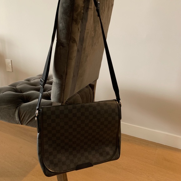 Louis Vuitton Other - Louis Vuitton District Damier GM messenger bag